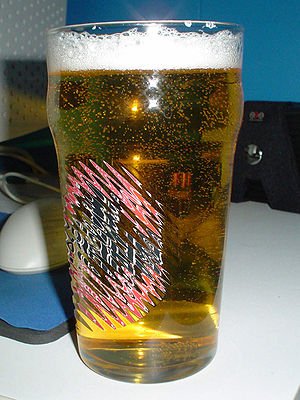 'n Groot glas met bier.